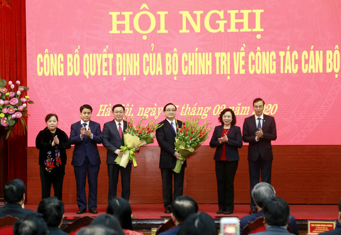 Các đồng chí Thường trực Thành uỷ Hà Nội tặng hoa chúc mừng đồng chí Vương Đình Huệ và Hoàng Trung Hải nhận nhiệm vụ mới Các đồng chí Thường trực Thành uỷ Hà Nội tặng hoa chúc mừng đồng chí Vương Đình Huệ và Hoàng Trung Hải nhận nhiệm vụ mới