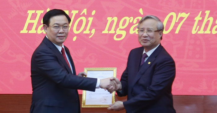 Thường trực Ban Bí thư Trần Quốc Vượng trao Quyết định cho tân Bí thư Thành uỷ Hà Nội Vương Đình Huệ Thường trực Ban Bí thư Trần Quốc Vượng trao Quyết định cho tân Bí thư Thành uỷ Hà Nội Vương Đình Huệ