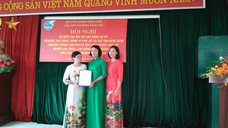 Đồng chí Nguyễn Thị Huyền Trang - Chủ tịch Hội LHPN phường Phúc Tân trao quyết định thành lập Chi hội nữ lao động di cư Đồng chí Nguyễn Thị Huyền Trang - Chủ tịch Hội LHPN phường Phúc Tân trao quyết định thành lập Chi hội nữ lao động di cư