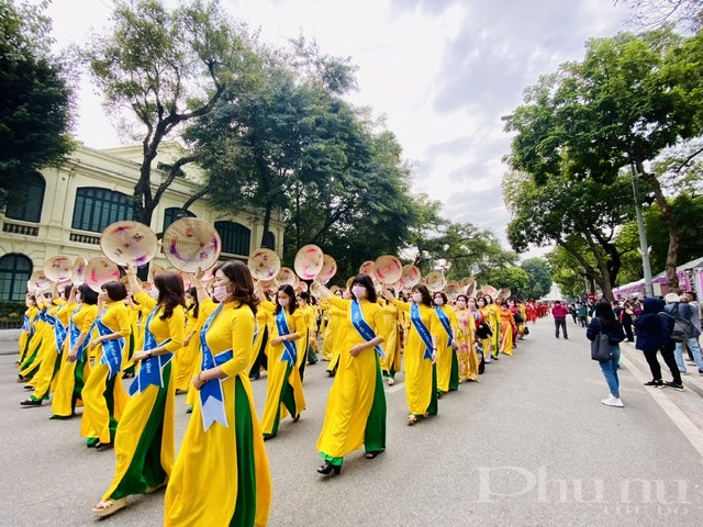 Cán bộ, hội viên và đông đảo phụ nữ Thủ đô diễu hành theo 4 khối: Xuân (áo dài màu hồng), Hạ (áo dài màu xanh); Thu (áo dài màu vàng) và Đông (áo dài màu đỏ) diễu hành tại Phố đi bộ Hồ Hoàn Kiếm, Hà Nội sáng 29/11.