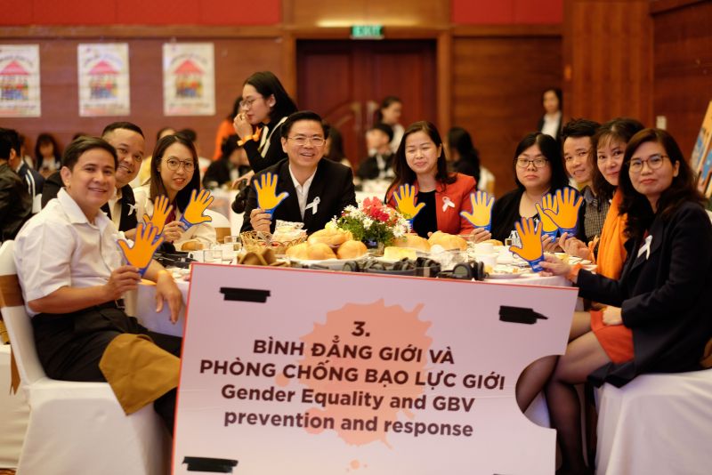 Các khách mời cùng nhau thảo luận tìm giải pháp cải thiện cơ chế phối hợp liên ngành trong ứng phó với bạo lực đối với phụ nữ di cư. Các khách mời cùng nhau thảo luận tìm giải pháp cải thiện cơ chế phối hợp liên ngành trong ứng phó với bạo lực đối với phụ nữ di cư.