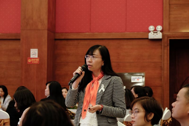 Lá cờ trắng tượng trưng cho sự đầu hàng, được gấp lại thành nơ và cài lên ngực với ý nghĩa nam giới từ bỏ bạo lực với phụ nữ. Lá cờ trắng tượng trưng cho sự đầu hàng, được gấp lại thành nơ và cài lên ngực với ý nghĩa nam giới từ bỏ bạo lực với phụ nữ.