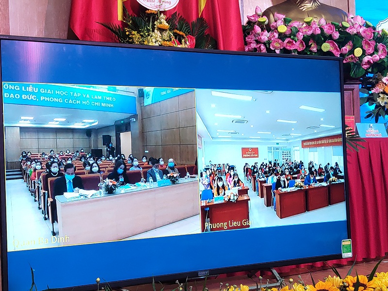 Thông qua cầu truyền hình trực tuyến, các đại biểu tham dự tại điểm cầu Phường Liễu Giai đã theo dõi toàn bộ diễn biến của Đại hội và chương trình đại hội đã đề ra Thông qua cầu truyền hình trực tuyến, các đại biểu tham dự tại điểm cầu Phường Liễu Giai đã theo dõi toàn bộ diễn biến của Đại hội và chương trình đại hội đã đề ra