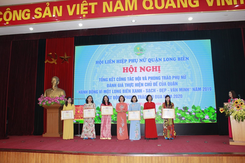 Đồng chí Phạm Thị Thanh Hương- Phó Chủ tịch Hội LHPN Hà Nội trao bằng khen của Trung ương Hội LHPN Việt Nam cho các tập thể và cá nhân có thành tích xuất sắc