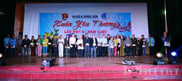 Đại diện Công đoàn BSR trao quà Tết tại phường Trần Phú, TP Quảng Ngãi