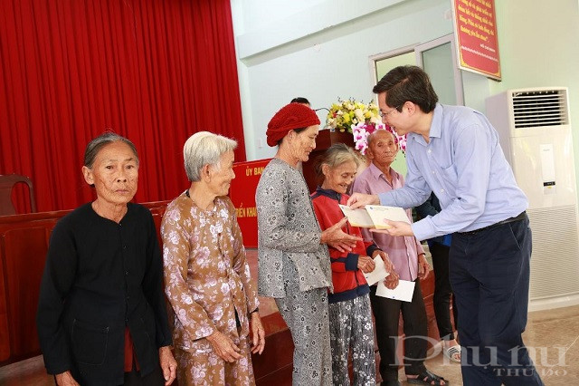 Giám đốc Nhà máy Mai Tuấn Đạt trao quà Tết tại xã Bình Thanh Tây