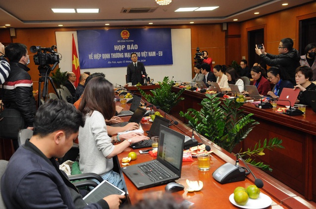 Bộ trưởng Trần Tuấn Anh trả lời các câu hỏi của các nhà báo.