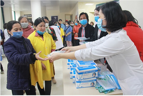 Vừa chữa bệnh, các bác sỹ bệnh viện Hữu nghị Việt Xô vừa phát khẩu trang miễn phí cho bệnh nhân và người nhà