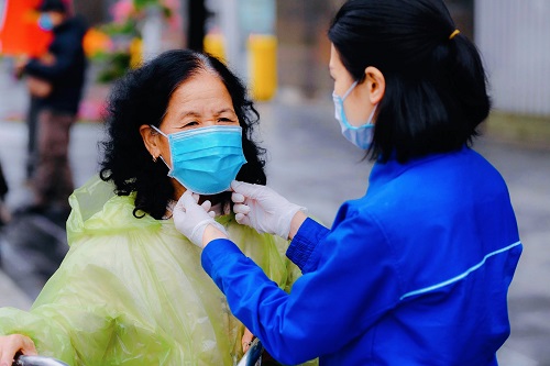 Đoàn viên thanh niên Hà Nội tặng và hướng dẫn người dân sử dụng khẩu trang kháng khuẩn đúng cách