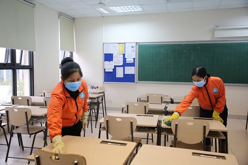 Giáo viên trường Marie Curie sát khuẩn, vệ sinh phòng học