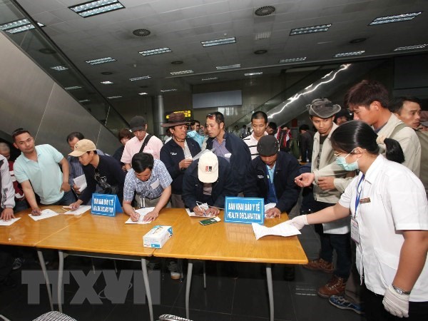 Lao động trở về từ Libya làm thủ tục kiểm dịch y tế tại sân bay Nội Bài.