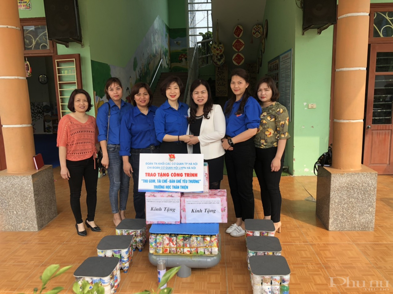 Chi đoàn Hội LHPN Hà Nội trao bộ bàn ghế tái chế cho trường