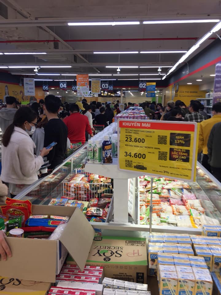 Người dân mua hàng tại siêu thị Vinmart,  khu đô thị Nam Đô, Hà Nội
