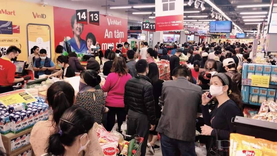 Người dân chen chúc mua hàng trong siêu thị.