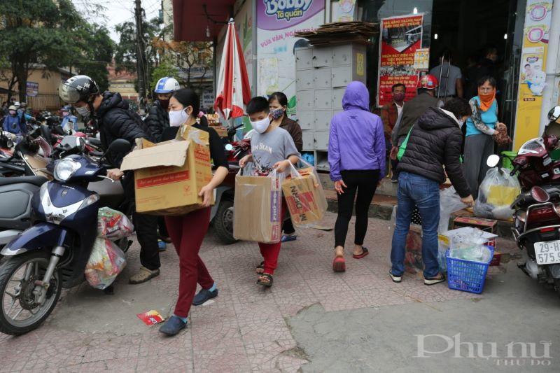 Tại một cửa hàng bán sản phẩm tiêu dùng ở khu vực Đền Lừ (quận Hoàng Mai, Hà Nội), người dân đổ xô đi mua mỳ tôm, bột mỳ... về dự trữ.