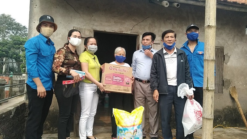 Hội Phụ nữ xã Thư Phú, huyện Thường Tín phối hợp với MTTQ và Đoàn Thanh niên tặng 29 suất quà cho 29 hộ nghèo trong toàn xã mỗ hộ 20kg gạo và 1 thùng mì tôm 1 chai sát khuẩn và khẩu trang