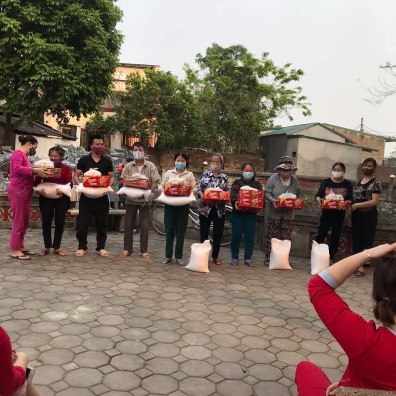 Hội Phụ nữ xã Duyên Thái, huyện Thường Tín tổ chức tặng (đợt 2) 10 suất quà cho hộ gia đình hội viên nghèo, có hoàn cảnh khó khăn mỗi suất 10kg gạo, 01 thùng mỳ tôm, 20 quả trứng