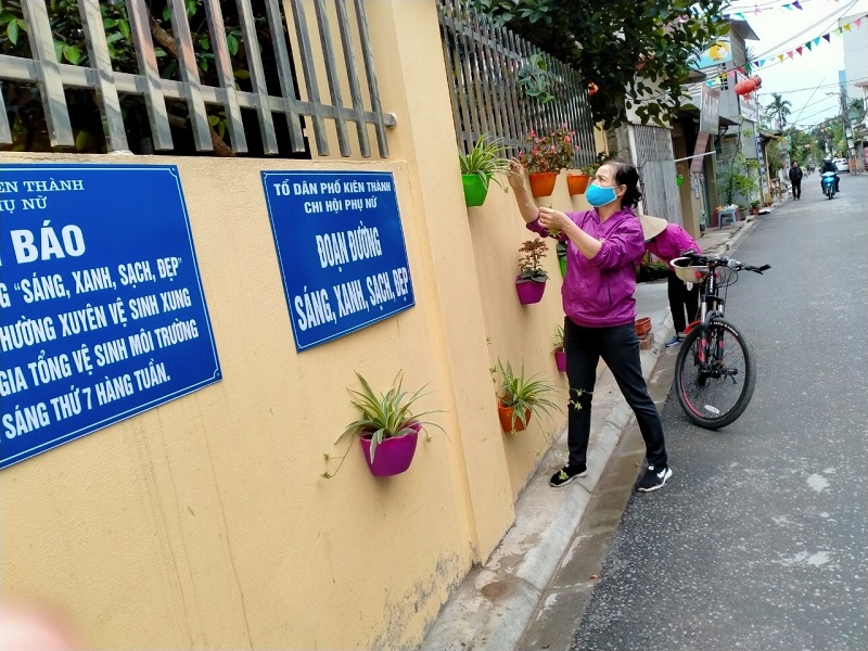 Hội LHPN huyện Gia Lâm tiếp tục duy trì hoạt động dọn vệ sinh môi trường định kỳ theo phương châm ngõ nhà ai người ấy quét, không tập trung đông người, đảm bảo khoảng cách tối thiểu 2m.