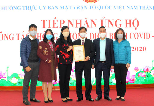 Ủy ban MTTQ Việt Nam TP Hà Nội tiếp nhận ủng hộ của các nhà hảo tâm nhằm chung tay phòng chống đại dịch Covid-19.