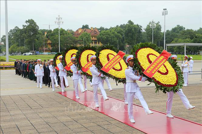 Ban Quản lý di tích Lăng Chủ tịch Hồ Chí Minh thông báo tiếp tục mở cửa cho nhân dân vào viếng dịp 19/5.