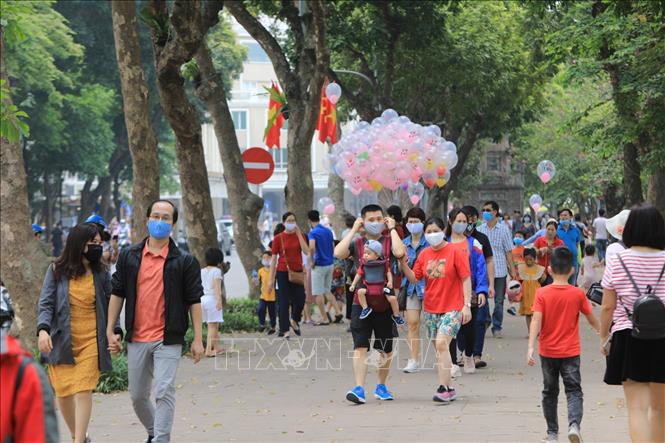 hách du lịch và người dân tham quan khu vực hồ Hoàn Kiếm dịp nghỉ lễ 30/4 và 1/5. Ảnh: Thành Đạt/TTXVN