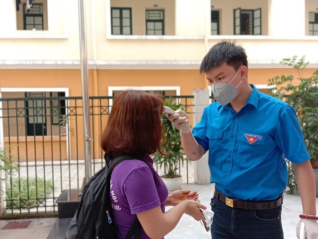 Sinh viên đại học Quốc gia Hà Nội được kiểm tra thân nhiệt trong ngày đầu tiên đi học trở lại