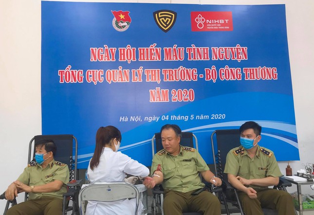 Ông Trần Hữu Linh tham gia ngày hội hiến máu cùng các cán bộ quản lý thị trường