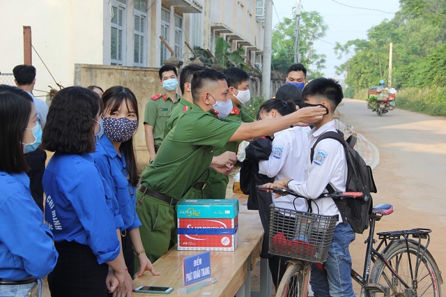 Học sinh huyện Phúc Thọ được phát khẩu trang phòng chống Covid-19
