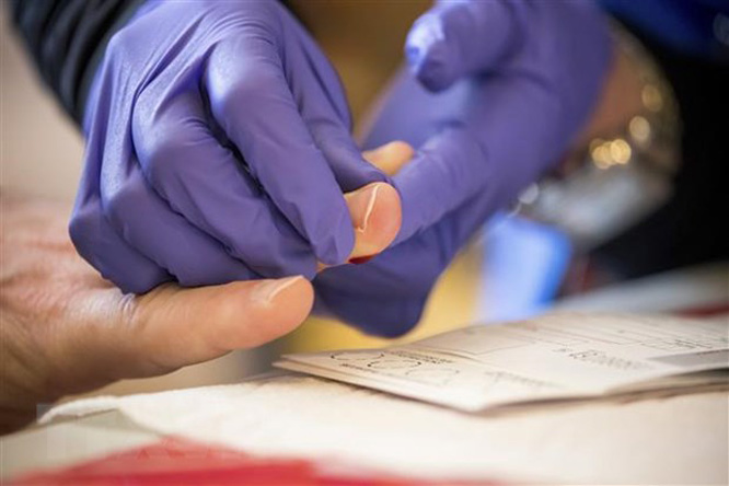 Nhân viên y tế lấy mẫu xét nghiệm Covid-19 tại Brooklyn, New York, Mỹ, ngày 25/4/2020.