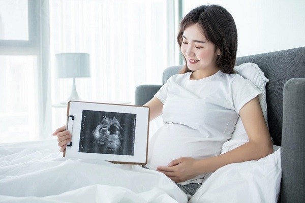 Phụ nữ sinh con muộn có nguy cơ đối mặt với một số rủi ro nhất định trong thai kỳ. Ảnh minh họa.