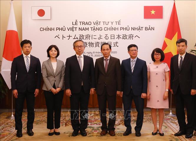 Thứ trưởng Bộ Ngoại giao Lê Hoài Trung, Đại sứ Nhật Bản tại Việt Nam Yamada Takio và các đại biểu. Ảnh: Lâm Khánh/TTXVN