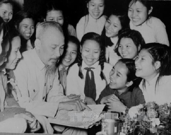 Chủ tịch Hồ Chí Minh với các em học sinh trường THCS Trưng Vương Hà Nội (5/1956)