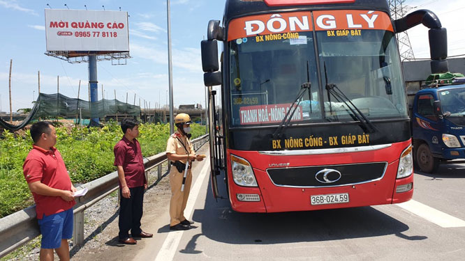 Lực lượng cảnh sát giao thông (Công an thành phố Hà Nội) ra quân tổng kiểm tra phương tiện giao thông.