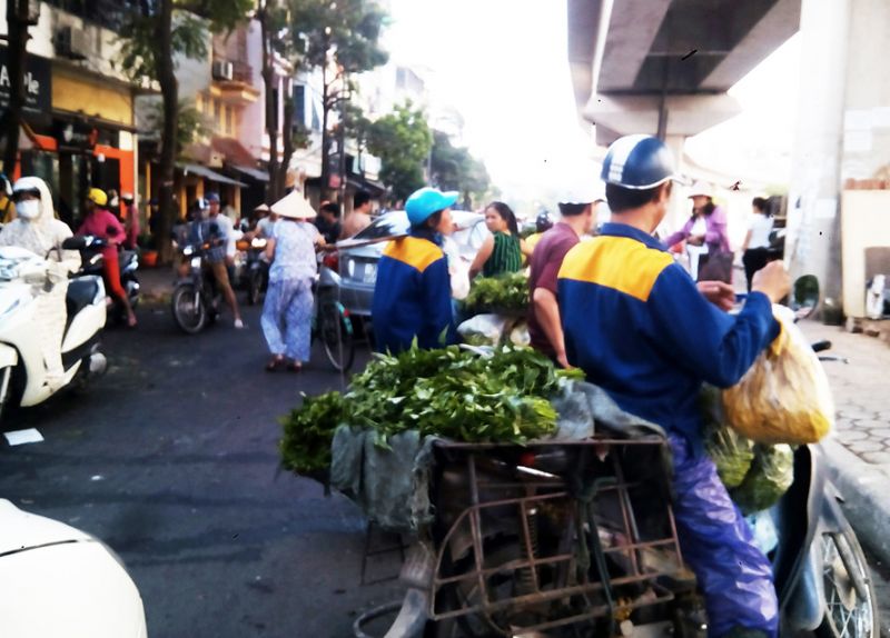 Gần giờ cao điểm buổi sáng mà chợ đêm đầu mối Ngã Tư Sở vẫn họp, gây ách tắc giao thông.