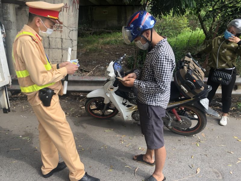 Tài xế xe tải này vi phạm lỗi để vật liệu rơi vãi trên đường, mới bị xử phạt vẫn đang bị giữ bằng, lần này lại vi phạm lỗi tương tự