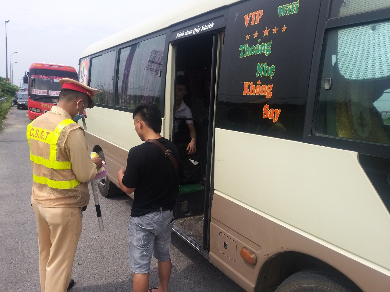 Tài xế xe tải này vi phạm lỗi để vật liệu rơi vãi trên đường, mới bị xử phạt vẫn đang bị giữ bằng, lần này lại vi phạm lỗi tương tự