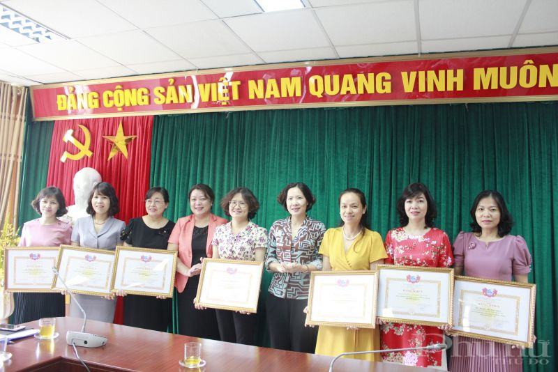 Hội LHPN Hà Nội khen thưởng các tập thể, cá nhân có đóng góp trong công tác phòng chống dịch Covid- 19 ( đợt 2)