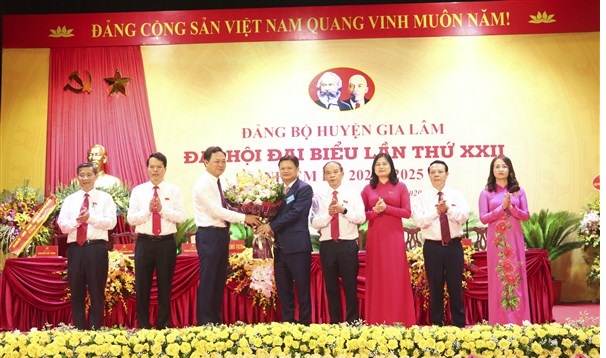 Đồng chí Vũ Đức Bảo - Ủy viên Ban Thường vụ, Trưởng ban Tổ chức Thành ủy, Tổ trưởng Tổ công tác chỉ đạo Đại hội số 6Thành ủy  Hà Nội  tặng hoa chúc mừng đồng chí Bí thư Huyện ủy