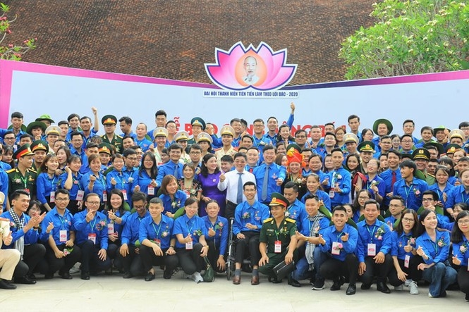 Các đại biểu dự Đại hội Thanh niên tiên tiến làm theo lời Bác lần thứ VI năm 2020 chụp ảnh lưu niệm tại Khu di tích Chủ tịch Hồ Chí Minh. Ảnh: tienphong.vn.
