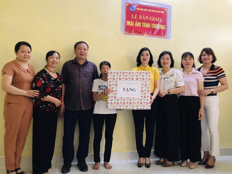 Đồng chí Trần Thị Vân - Huyện ủy viên - Chủ tịch Hội LHPN huyện ( thứ 4 từ phải sang)
tặng quà hội viên phụ nữ Phạm Thị Mão