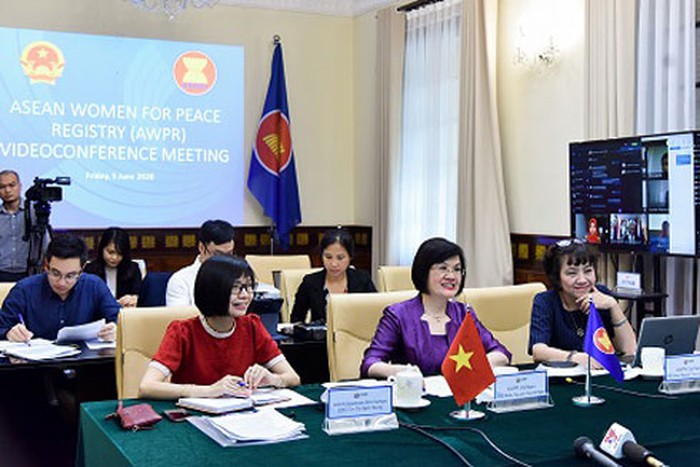 Các đại diện Việt Nam tham dự cuộc họp