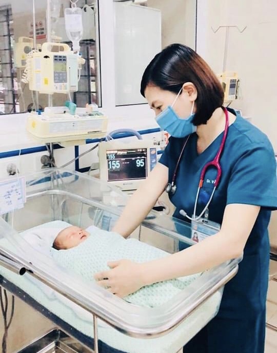 Bé sơ sinh bị bỏ rơi đang được các bác sĩ BV Xanh Pôn theo dõi, chăm sóc sức khoẻ.