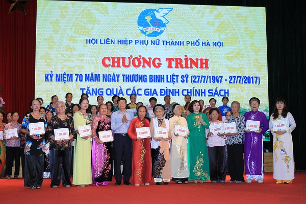 Hội LHPN Hà Nội tặng quà các gia đình chính sách nhân Kỷ niệm 70 năm ngày Thương binh liệt sĩ.