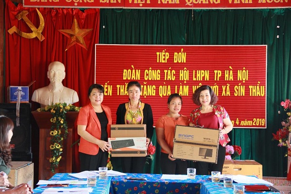 Đoàn công tác Hội LHPN Hà Nội đến thăm, tặng quà xã Sín Thầu, huyện Mường Nhé, tỉnh Điện Biên năm 2019