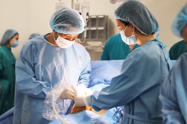 Các bác sĩ BV Phụ sản Hà Nội thực hiện kỹ thuật truyền ối cho một trường hợp thai phụ