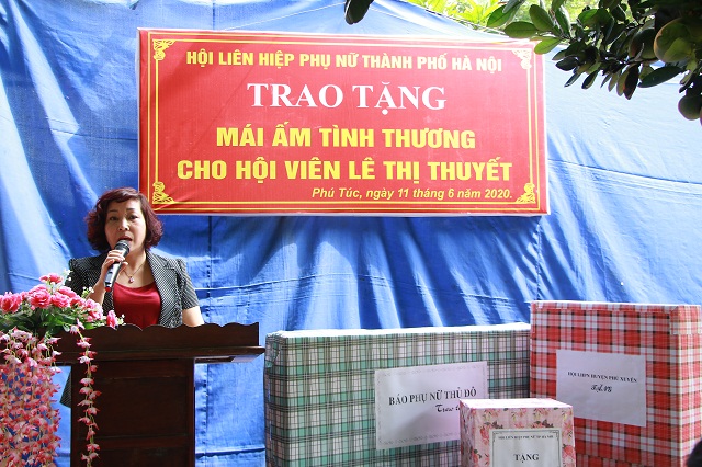 Phó Chủ tịch Hội LHPN Hà Nội Lê Thị Thiên Hương phát biểu tại lễ trao tặng Mái ấm tình thương