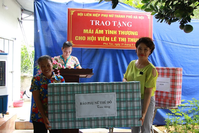 Đồng chí Lê Quỳnh Trang, Tổng biên tập báo Phụ nữ Thủ đô tặng quà, chia vui với chị Lê Thị Thuyết