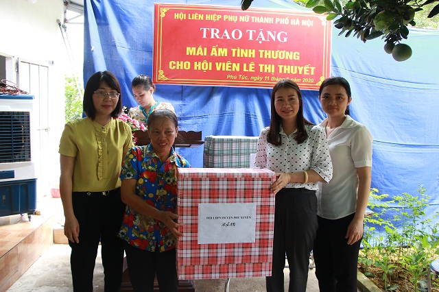 Hội LHPN huyện Phú Xuyên tặng quà mừng chị Lê Thị Thuyết có nhà mới