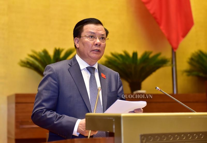 Bộ trưởng Bộ Tài chính Đinh Tiến Dũng trình bày Tờ trình về dự thảo Nghị quyết về một số cơ chế, chính sách tài chính - ngân sách đặc thù đối với Thủ đô Hà Nội.