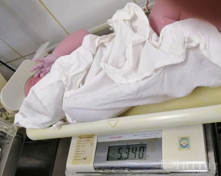 Cân nặng bé trai khi mới sinh là 5,39kg, gần bằng trẻ 3 tháng tuổi.